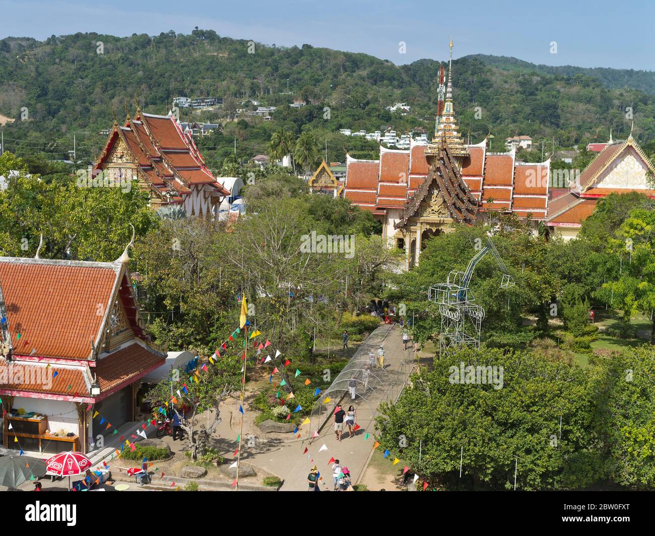 dh Wat chalong Buddhistischer Tempel PHUKET THAILAND Thai Buddhismus Wat Chaiyathararam Tempel Gelände mit Touristen Stockfoto