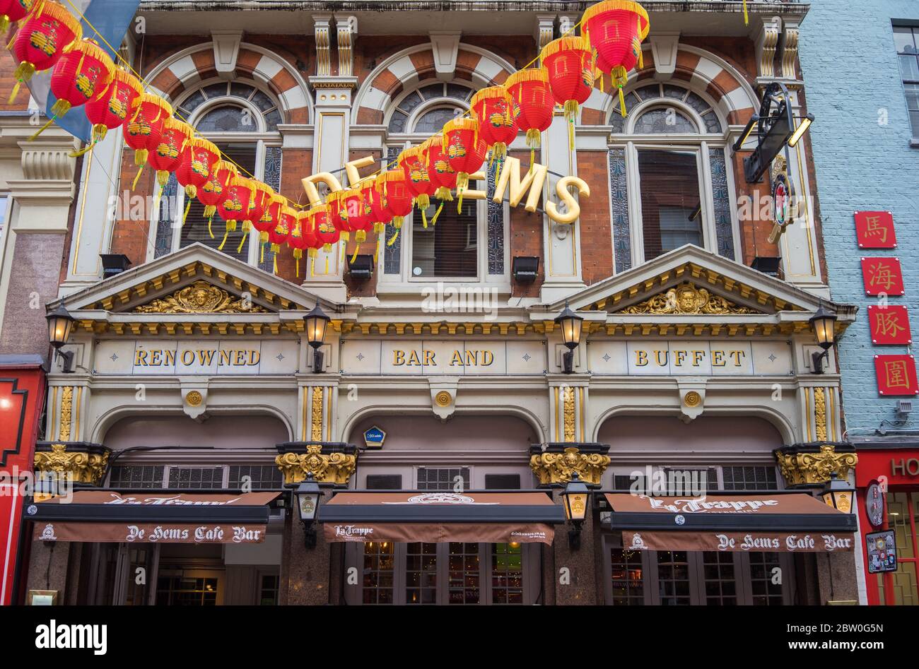 Shoppen Sie vor dem De Hems Dutch Cafe and Bar in Londons Chinatown. London Stockfotografie Alamy