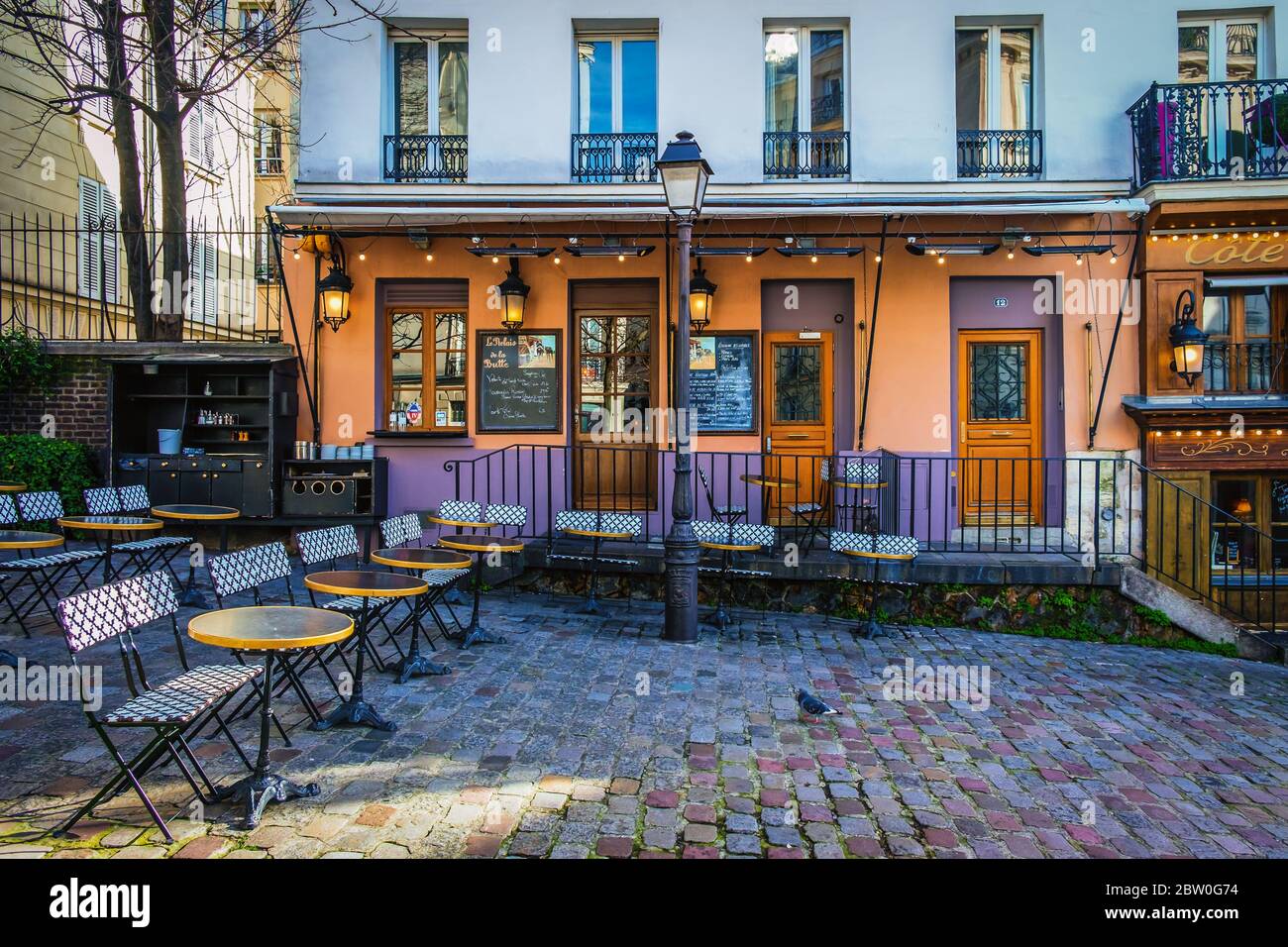 Paris, Frankreich, 2020. Februar, Blick auf die Terrasse des Restaurants „Le Relais de la Butte“ im Herzen von Montmartre Stockfoto