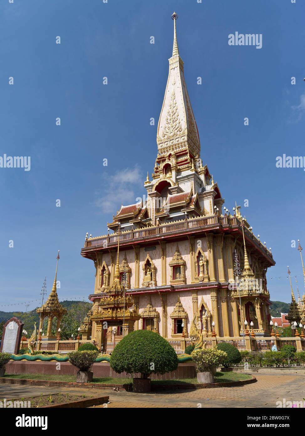 dh Wat chalong Buddhistischer Tempel PHUKET THAILAND Buddhismus Wat Chaiyatharam Tempel Pagode Stupa Chedi Pagoden Stockfoto