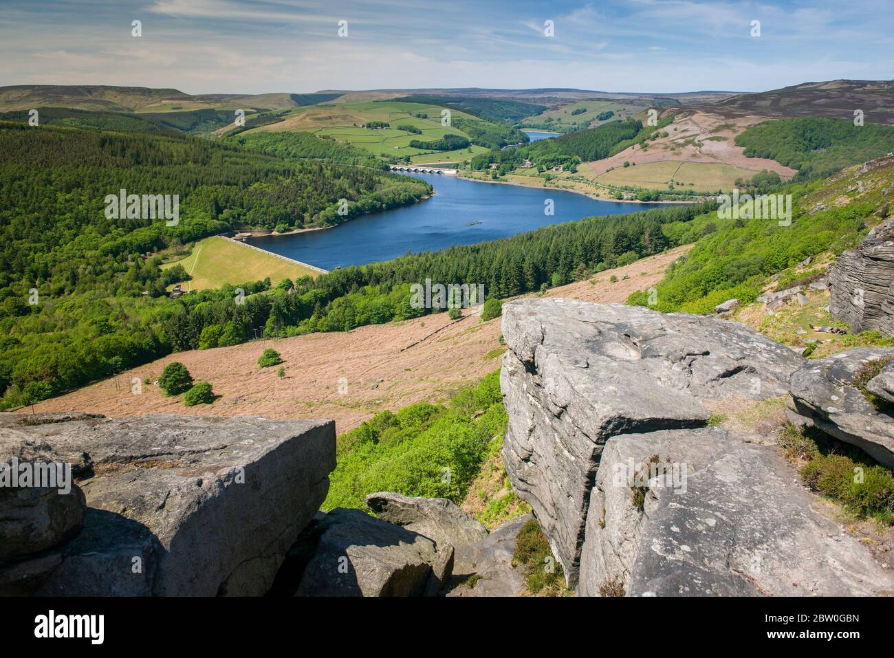 Blick vom Bamford Edge in Richtung Ladybower Reservoir, Peak District, Großbritannien Stockfoto