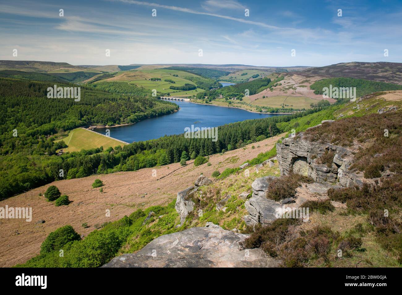 Blick vom Bamford Edge in Richtung Ladybower Reservoir, Peak District, Großbritannien Stockfoto