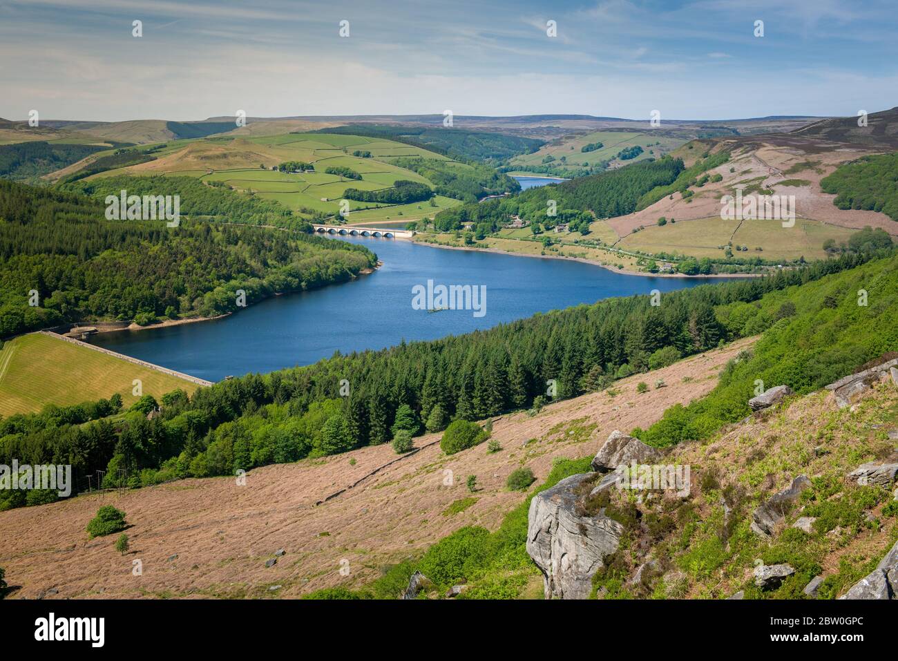 Blick vom Bamford Edge in Richtung Ladybower Reservoir, Peak District, Großbritannien Stockfoto