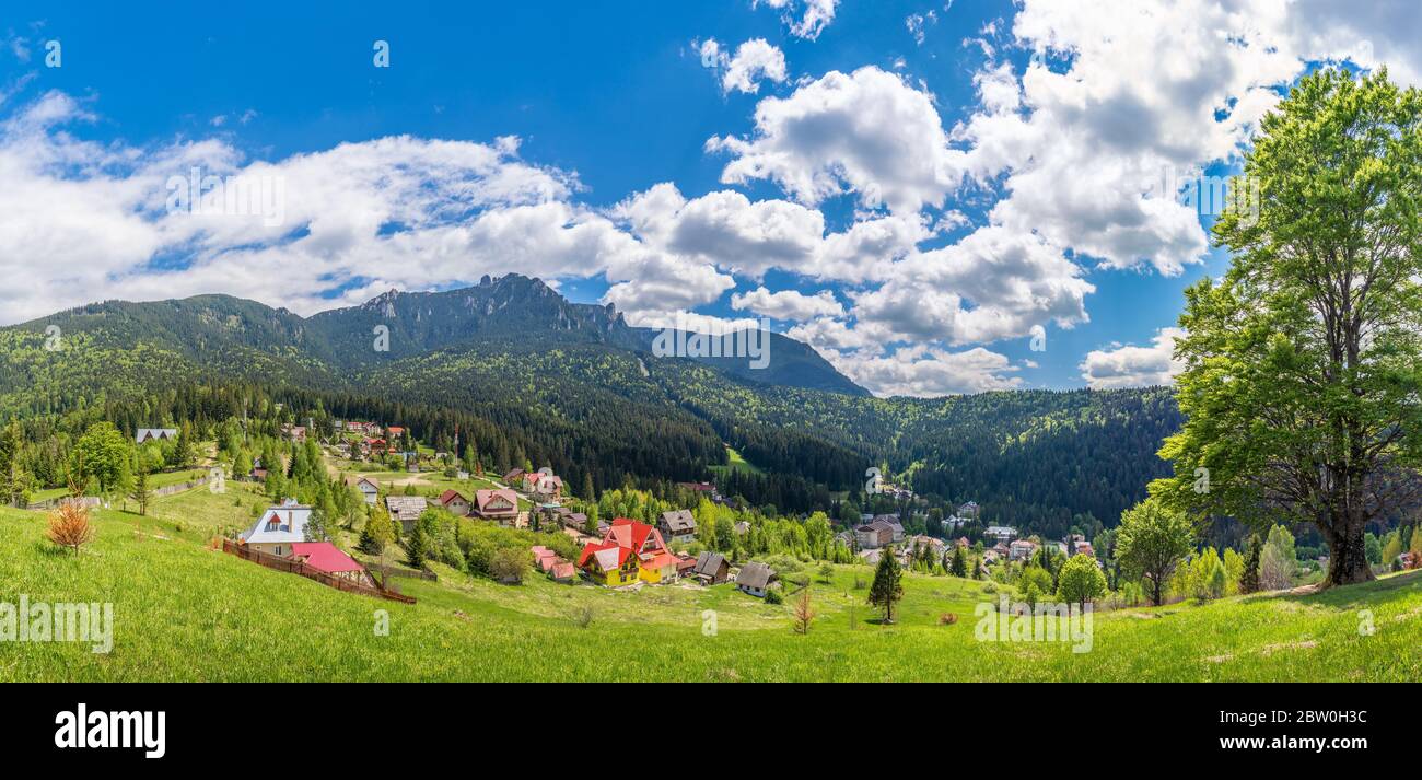Landschaft mit Durau Dorf, im Hintergrund Ceahlau Berg, Piatra Neamt, Rumänien Stockfoto