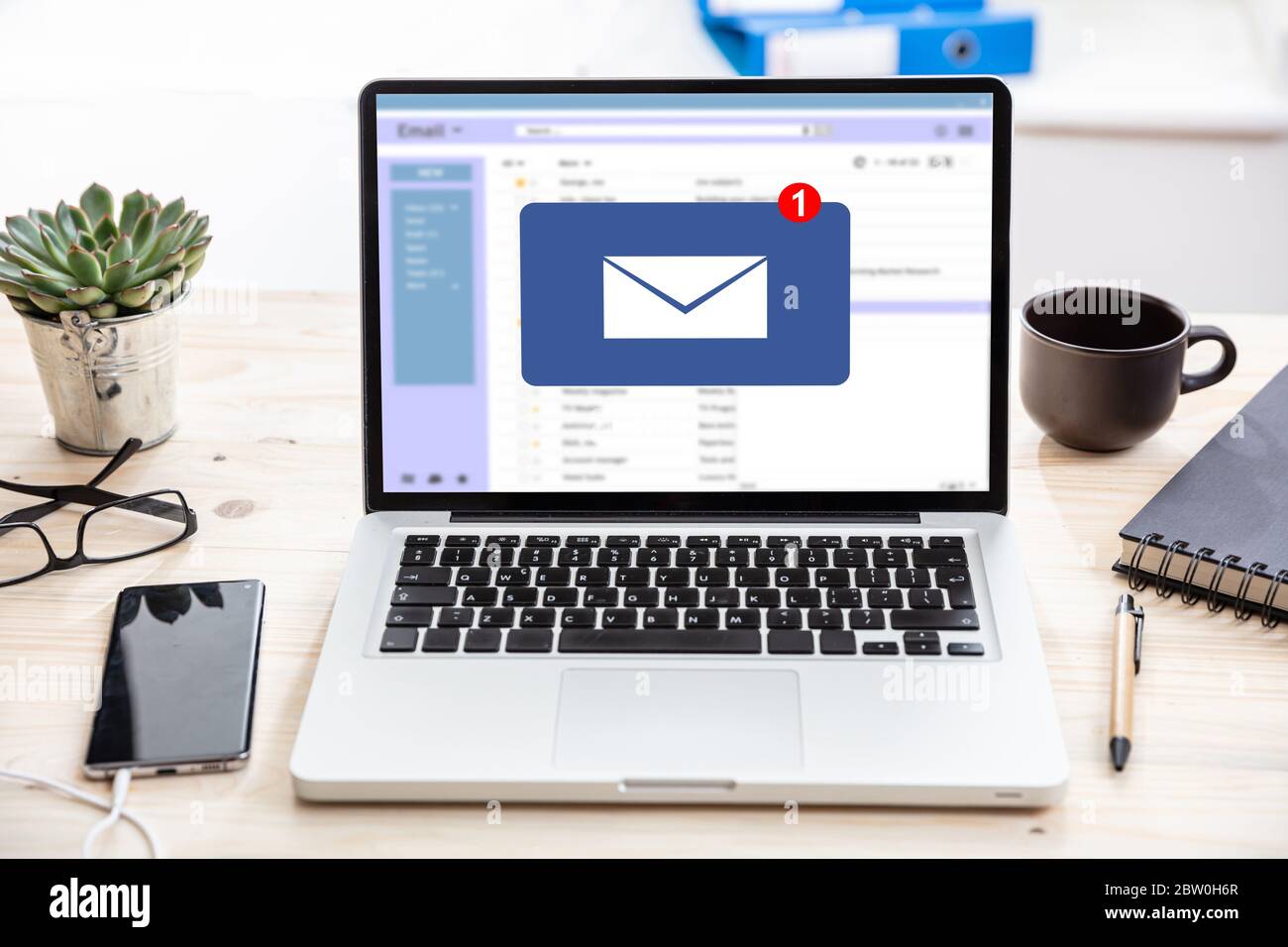 E-Mail-Benachrichtigungskonzept, eine neue E-Mail-Posteingang, Umschlag mit eingehender Nachricht auf Computer-Laptop-Bildschirm, Büroschreibtisch Hintergrund Stockfoto