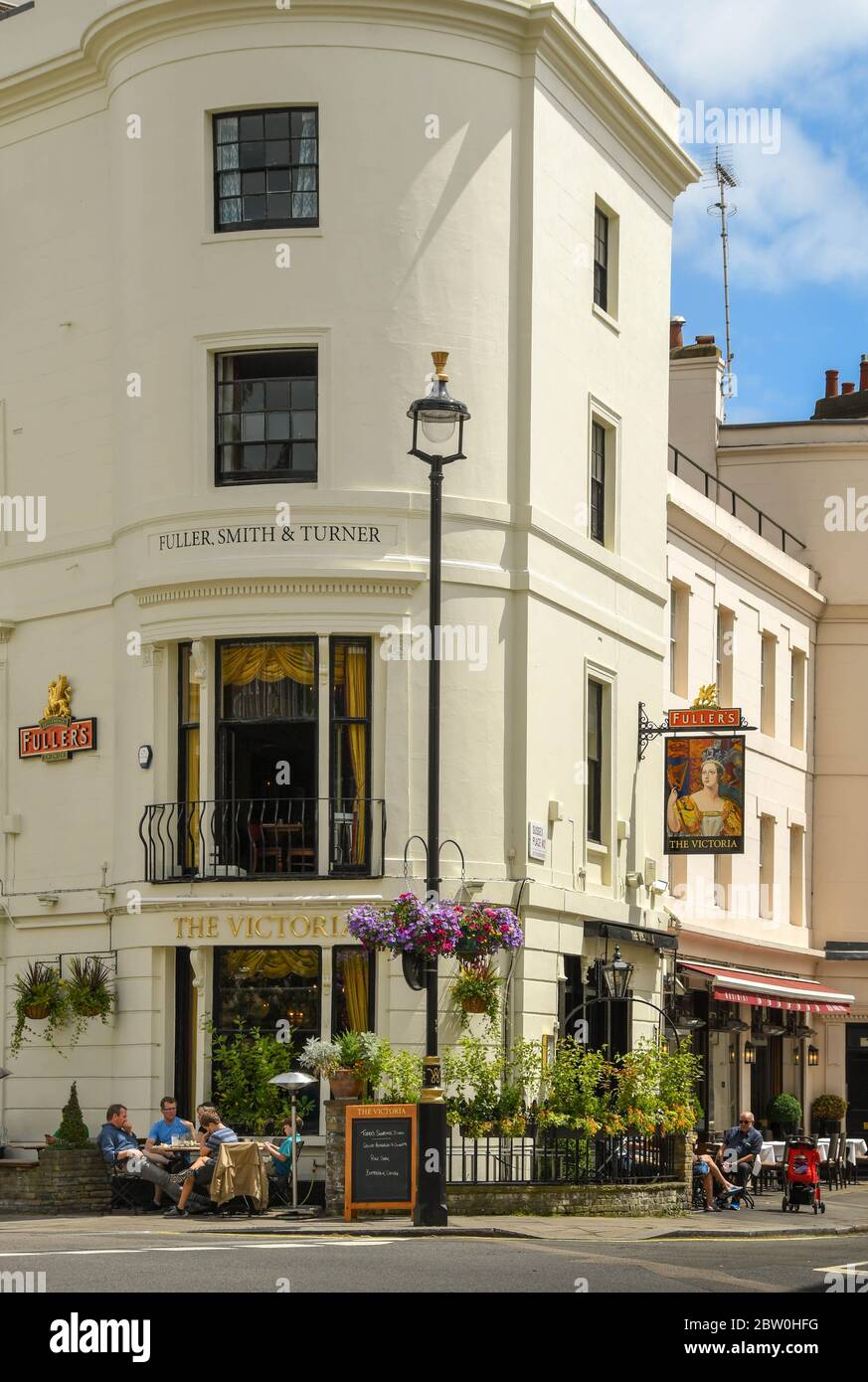 London, England - Juni 208: Das öffentliche Haus Victoria in der Nähe des Bahnhofs Paddington, London, betrieben von der Fuller Brauerei. Die Leute sitzen draußen Stockfoto