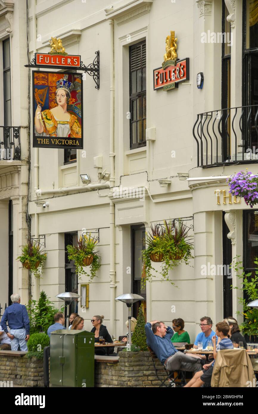 London, England - Juni 208: Das öffentliche Haus Victoria in der Nähe des Bahnhofs Paddington, London, betrieben von der Fuller Brauerei. Die Leute sitzen draußen Stockfoto