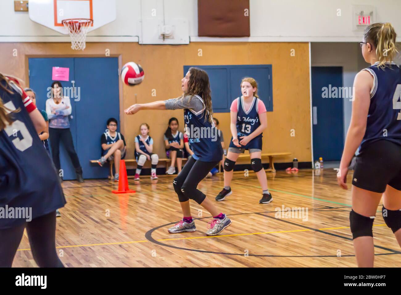 Mädchen Volleyball, 8 bis 10 Jahre alt, akzeptieren dienen und versuchen, für die Rückkehr des Balls eingestellt. Stockfoto