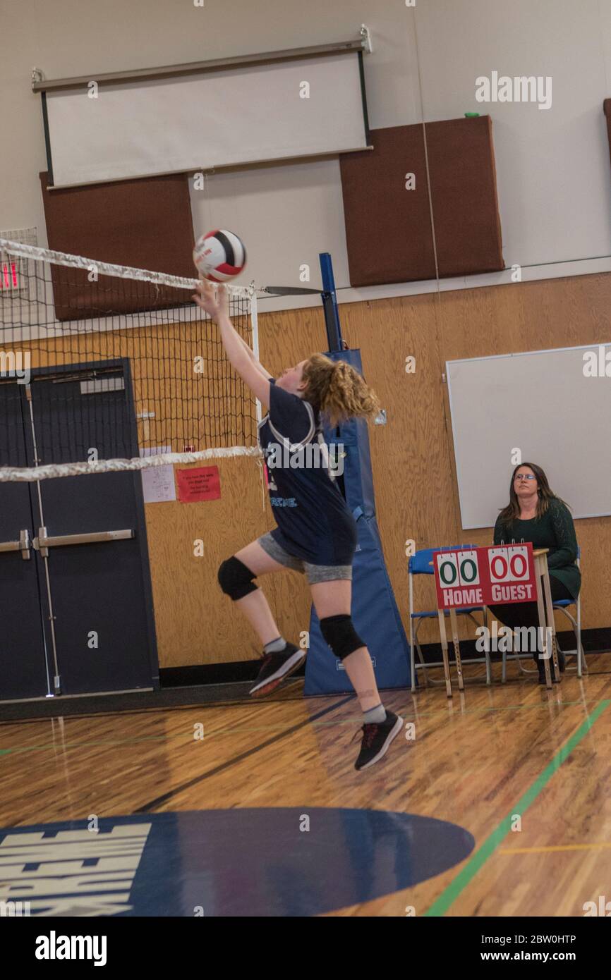 Mädchen Volleyball, 8 bis 10 Jahre alt, akzeptieren dienen und versuchen, für die Rückkehr des Balls eingestellt. Stockfoto