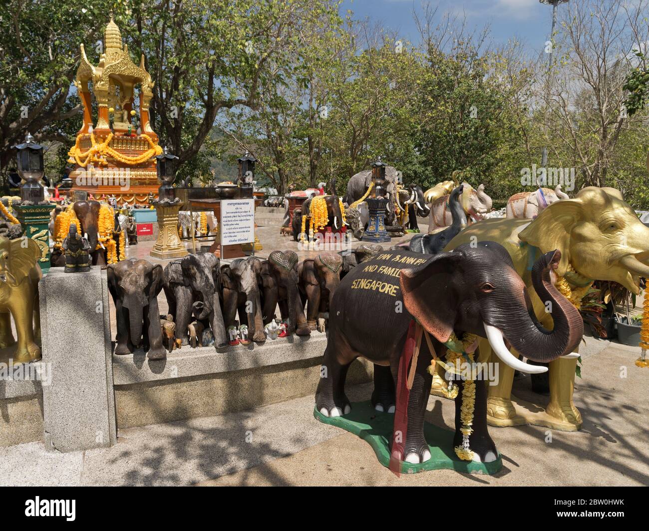 dh Promthep Cape Phra Prom Gebiet PHUKET THAILAND ASIEN Hindu Schrein Elefanten Statuen an Brahma hinduismus Elefanten Ornamente Stockfoto