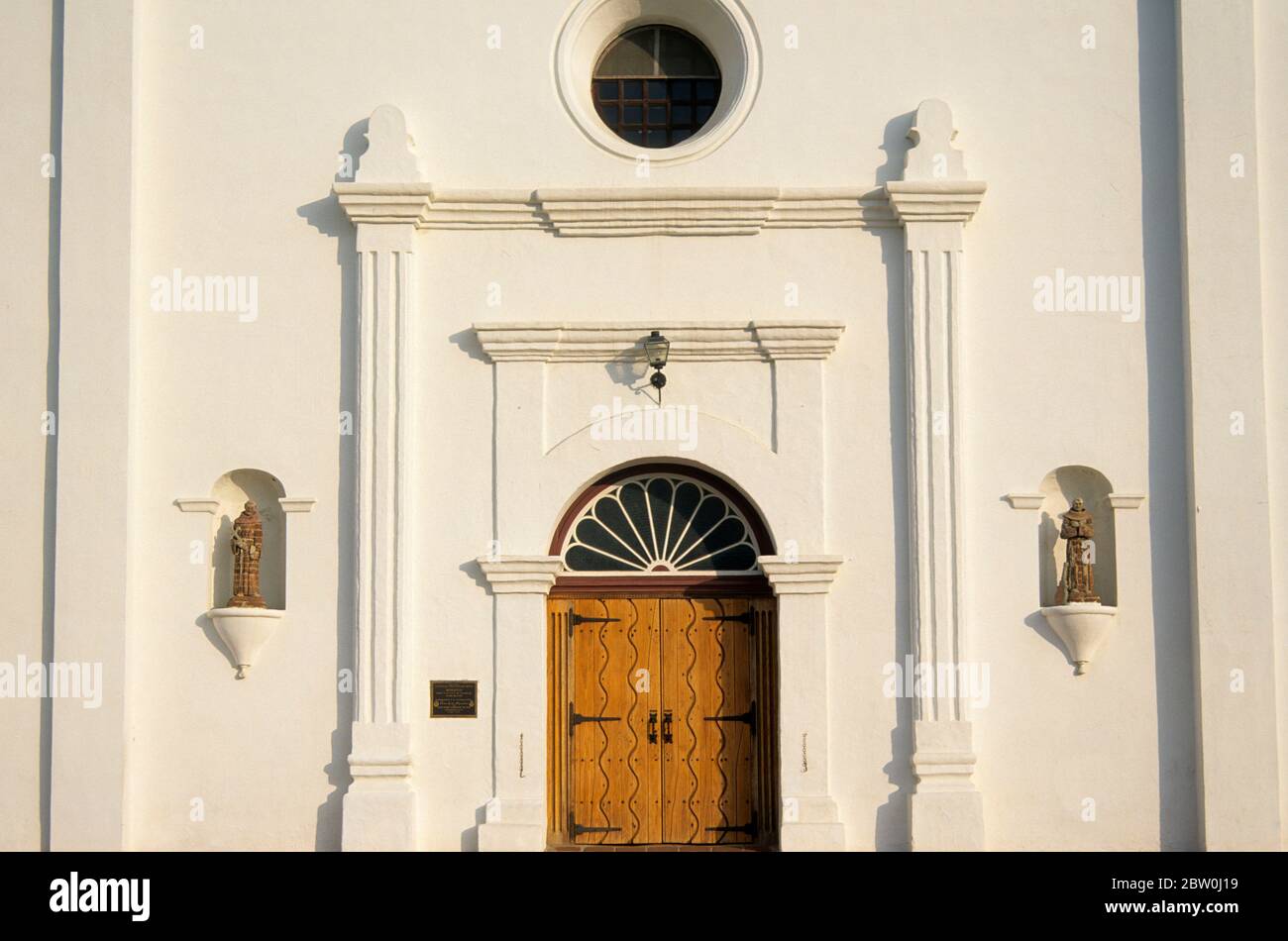 Eingang der Mission Kirche, Mission San Luis Rey, Oceanside, Kalifornien Stockfoto