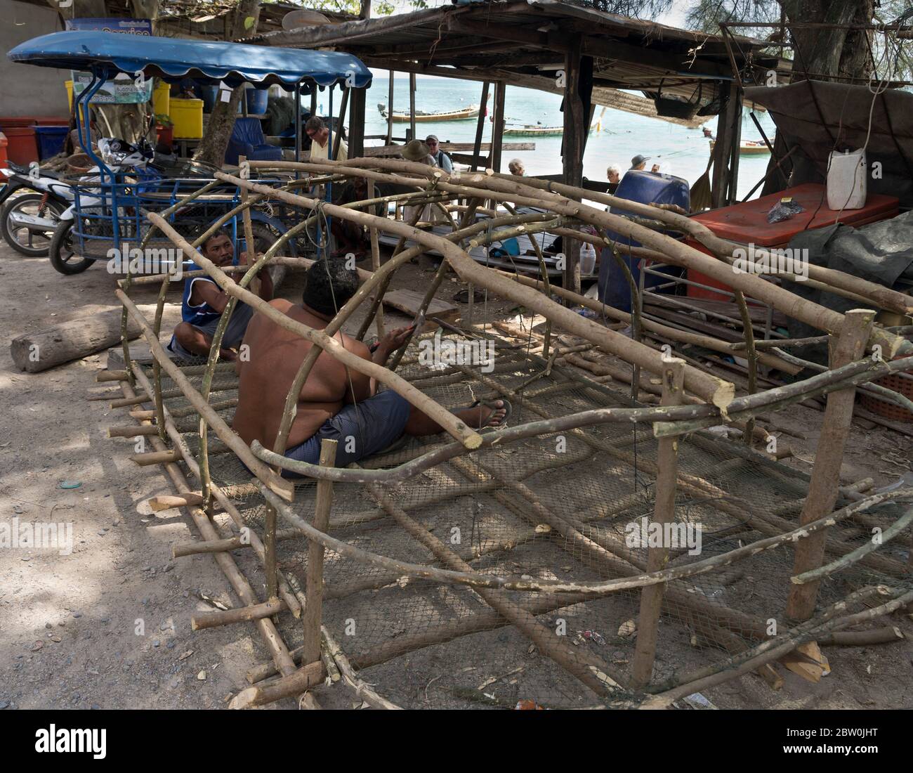 dh Rawai PHUKET THAILAND Thai Männer Gebäude traditionellen Fischkäfig Fangen Fischer Menschen lokale Fischer Einheimische Stockfoto