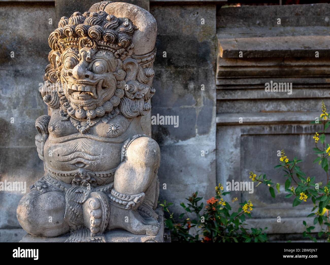 Skulptur eines Monsterkriegers außerhalb des Königspalastes, ohne Menschen, in Ubud, Bali, Indonesien Stockfoto