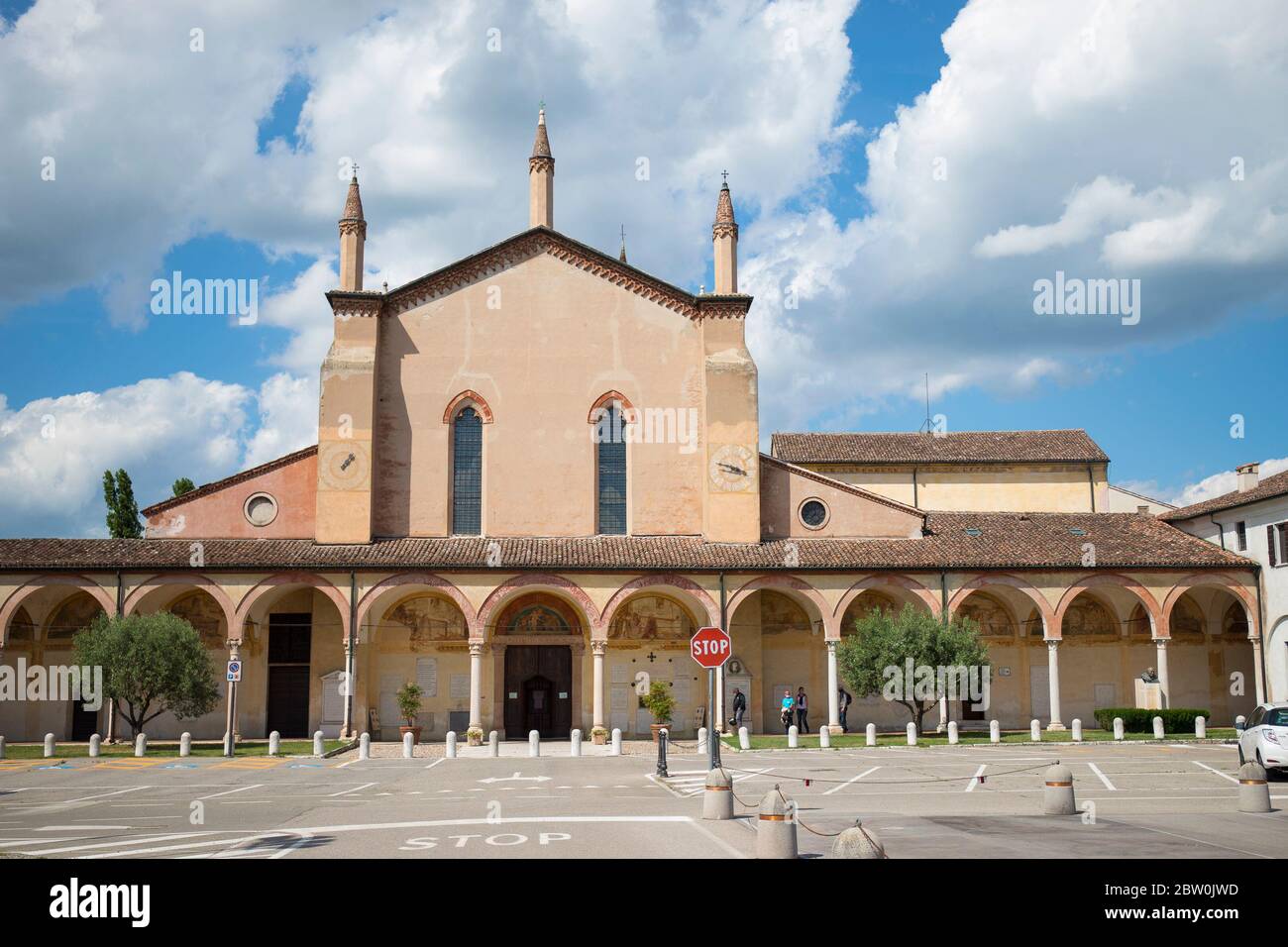 Die Vorderseite und Platz des Heiligtums von Santa Maria delle Grazie in Curtatone, Provinz Mantua, Italien. Stockfoto