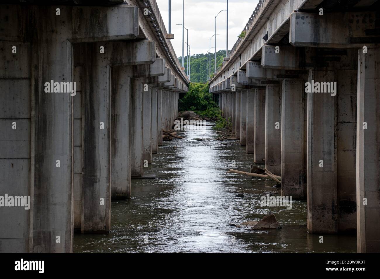 Zwischen zwei Brücken von der I-126 in Columbia, SC. Die Brücken überqueren den Broad River und sind aus Stahlbeton gefertigt Stockfoto