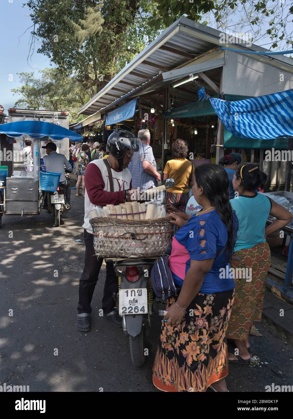 dh Rawai Outdoor-Markt PHUKET THAILAND Lokale Thai Verkauf Snack von Anbietern Motorrad Menschen Street Food Frauen Verkäufer Stockfoto