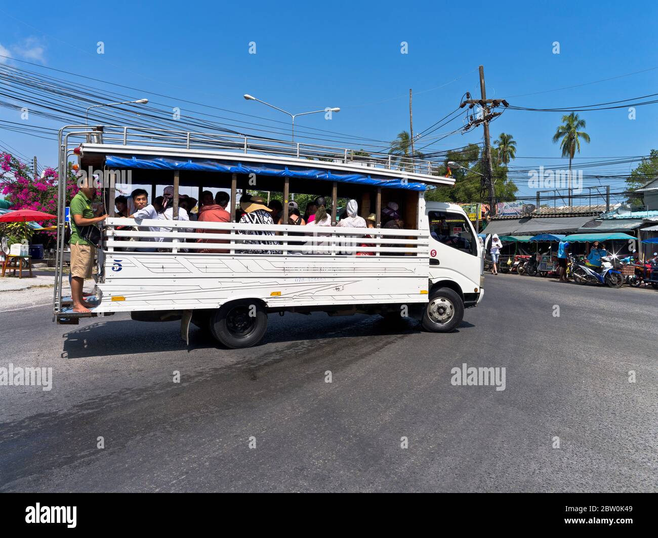 dh Rawai Asian Local Bus PHUKET THAILAND Thai Transport mit Passagieren öffentlicher Verkehr Menschen Einheimische Stockfoto