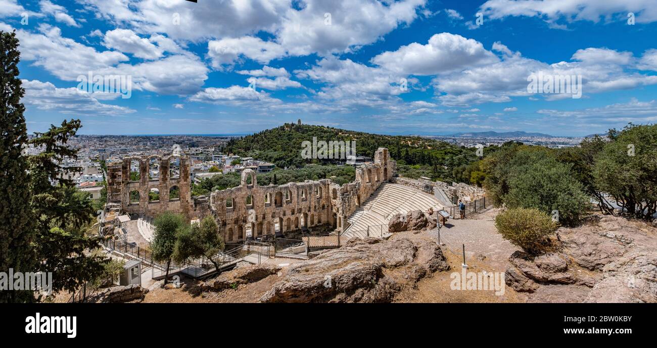Herodes Atticus Odeon Panorama, Herodium antiken Theater unter den Ruinen der Akropolis, Griechenland, mit Blick auf Athen Stadt, sonnigen Frühlingstag, blauer Himmel Stockfoto