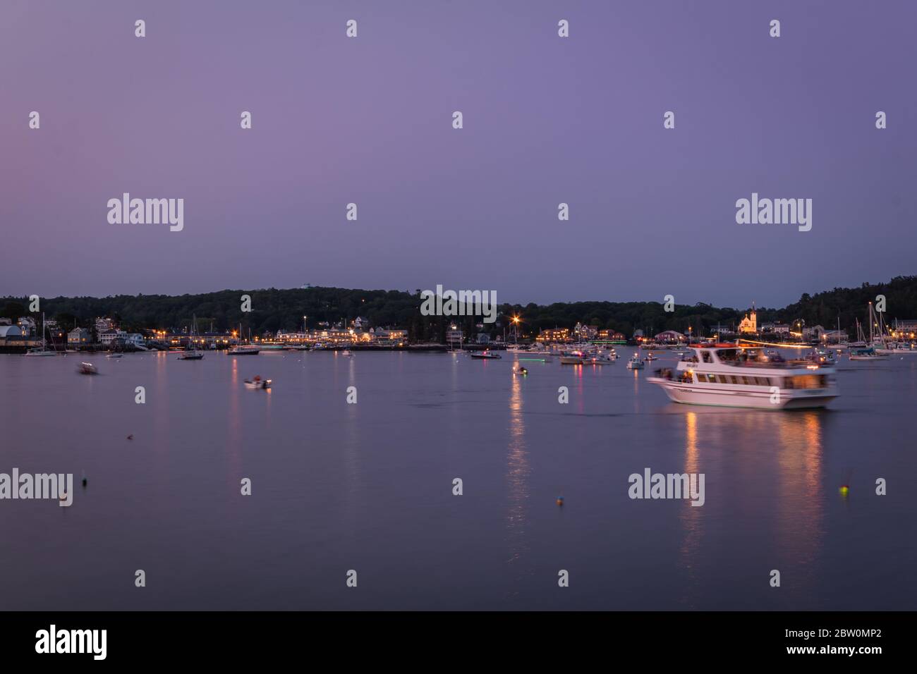 Boothbay Harbor, Maine, USA - 4. Juli 2019: Boote im Hafen bei Dämmerung warten auf das Feuerwerk, Slow Shutter, Bewegungsunschärfe Stockfoto