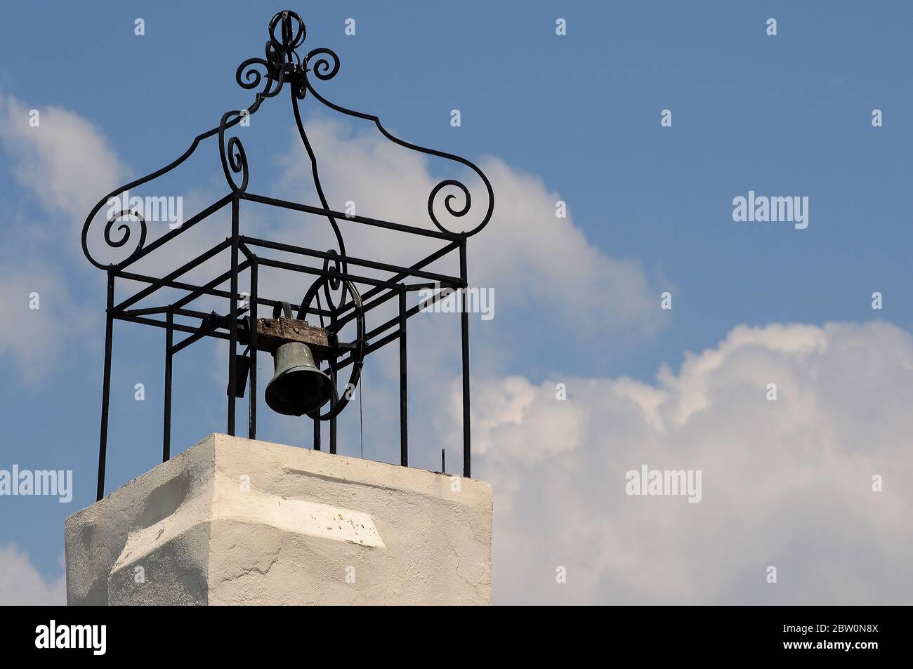 Offener Glockenturm an der anglikanischen Kirche St. Johannes der Evangelist, Avenue Paul Doumer. Stockfoto