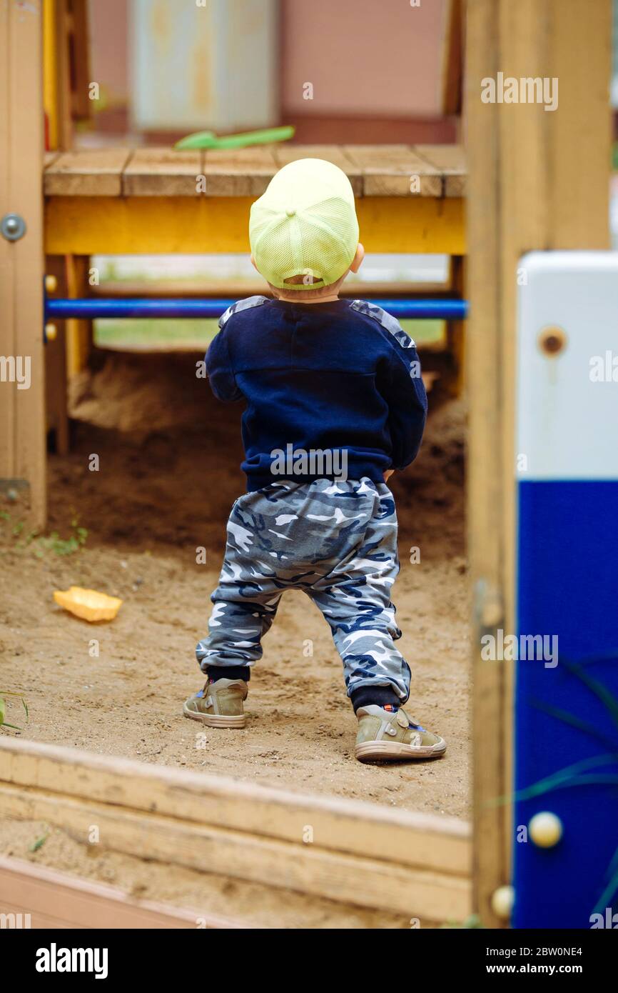 Junge auf dem Spielplatz, 1-2 Jahre alt Stockfoto
