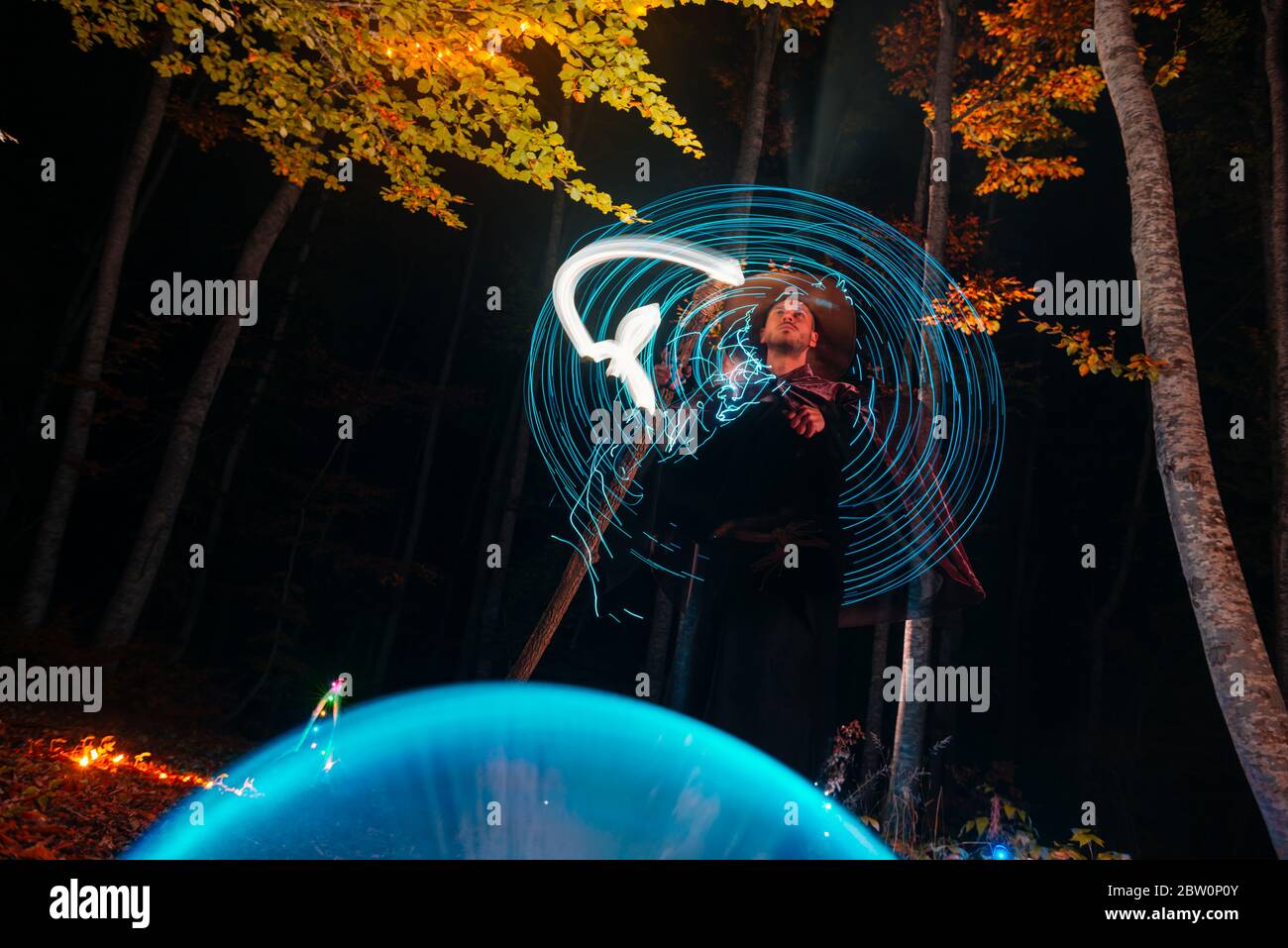 Zauberer (Zauberer), der einen Zauber wirft, während er in den