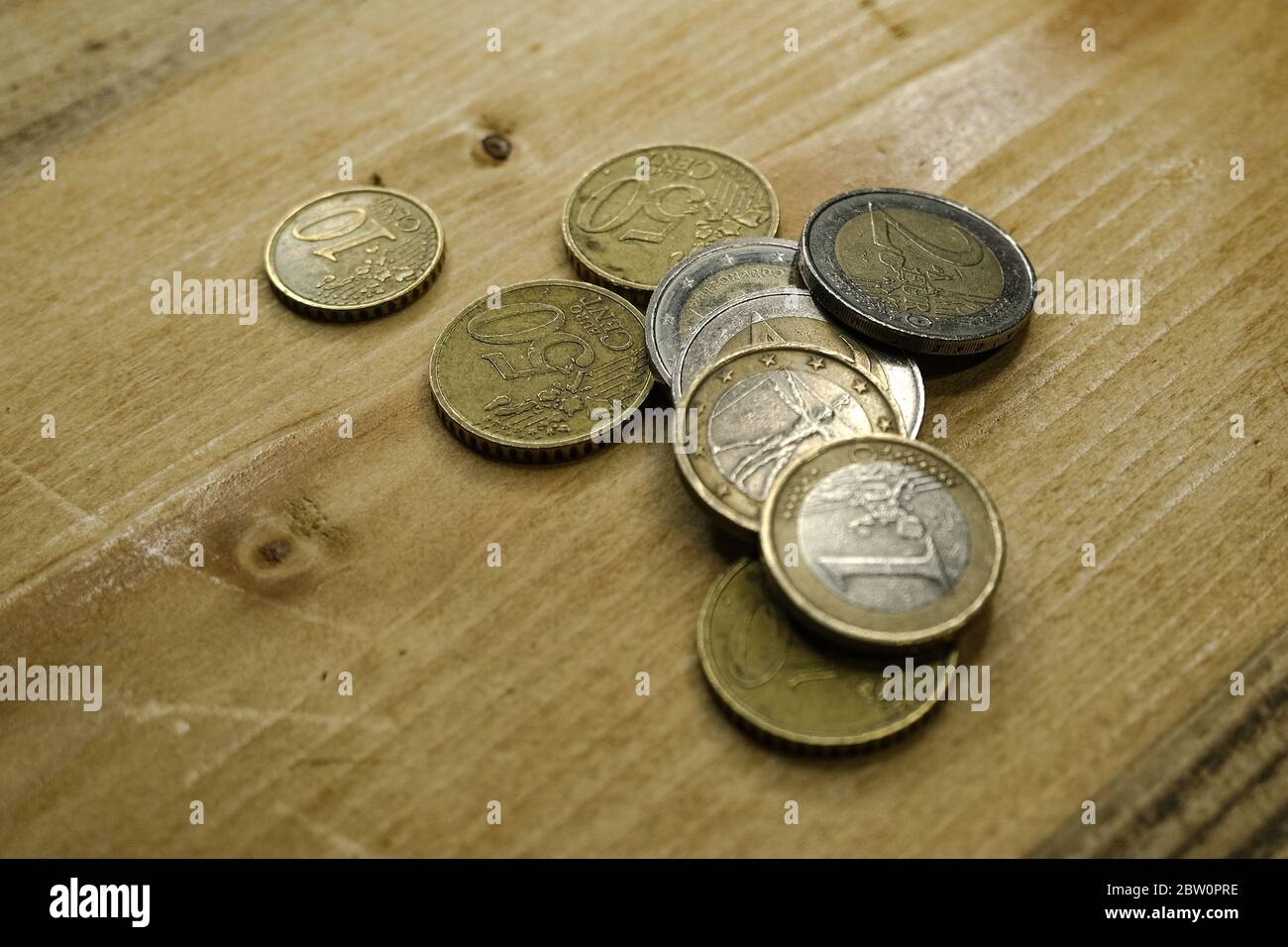 Euro-Münzen auf einem Tisch, Geld fallen lassen, Wirtschaft Stockfoto