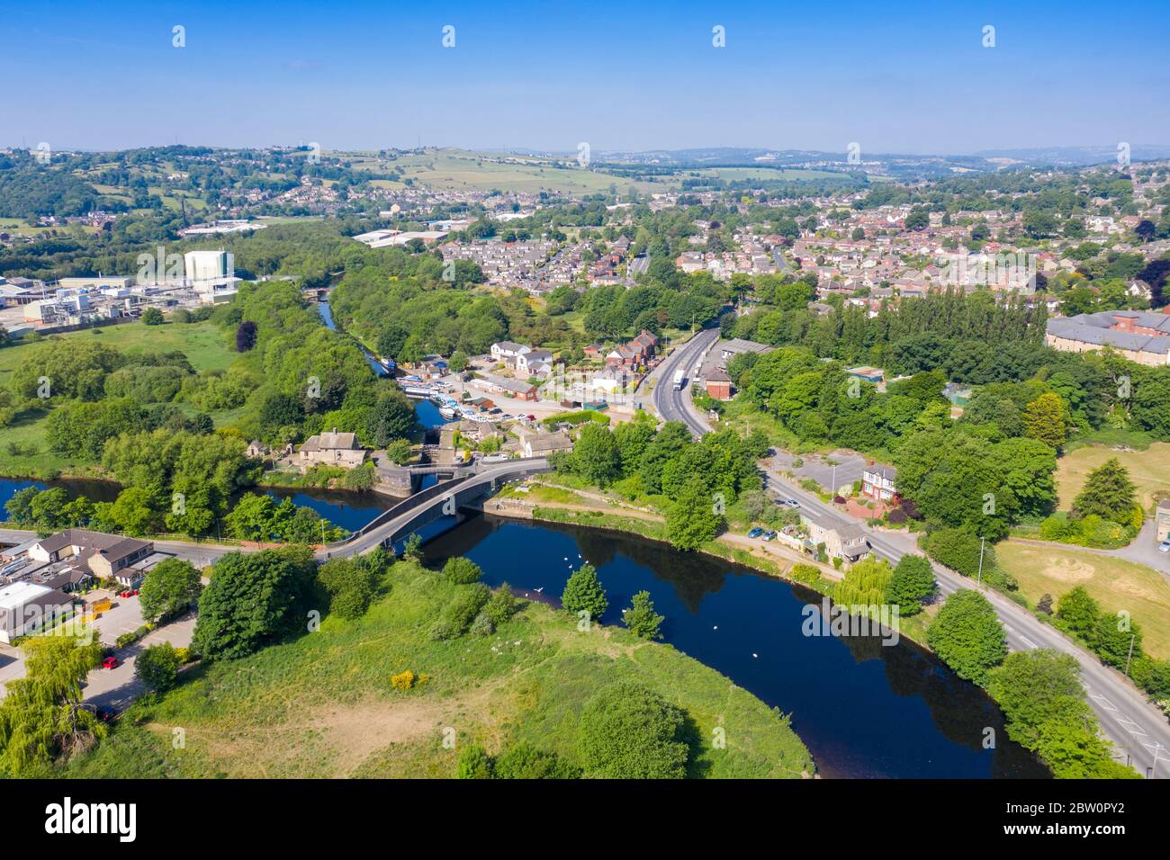 Luftaufnahme der schönen Stadt Mirfield in Kirklees, West Yorkshire, England, zeigt die Eisenbahnstrecke über den Fluss auf einem schönen Stockfoto