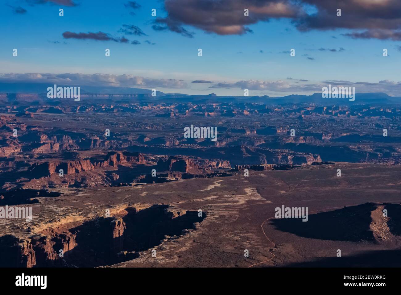 Blick vom Grand View Overlook und Trail Blick hinunter auf die White Rim Road bei Island in the Sky im Canyonlands National Park, Utah, USA Stockfoto