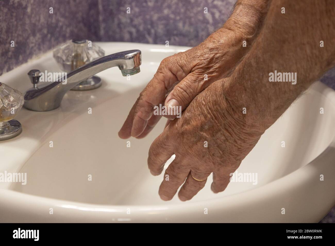 Bad Waschbecken zwei Hände kein Wasser Finger verteilt Stockfoto