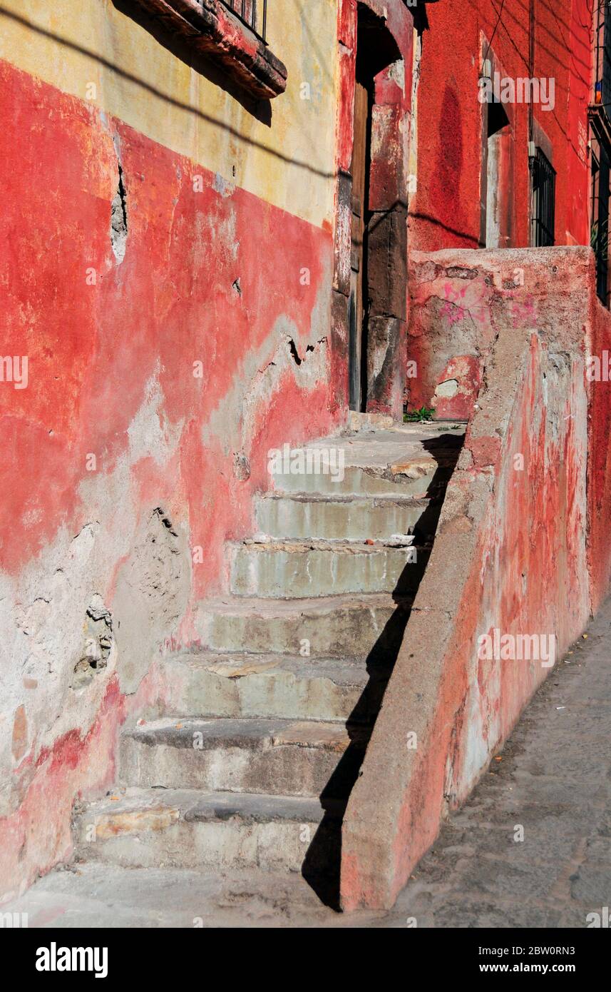 Alte Treppe in einem mexikanischen Dorf Stockfoto