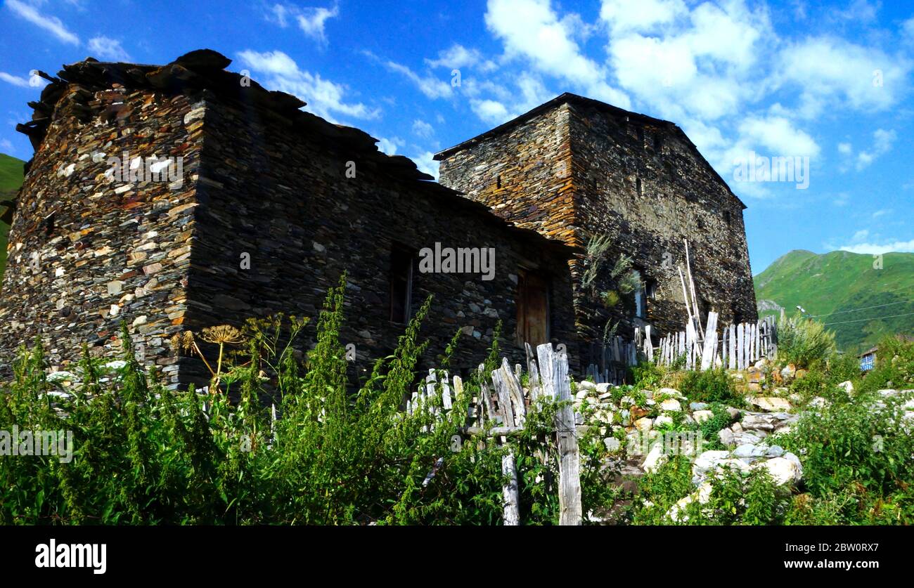 Alte Steinhäuser des Dorfes Ushguli in Upper Svaneti, Georgien. Stockfoto