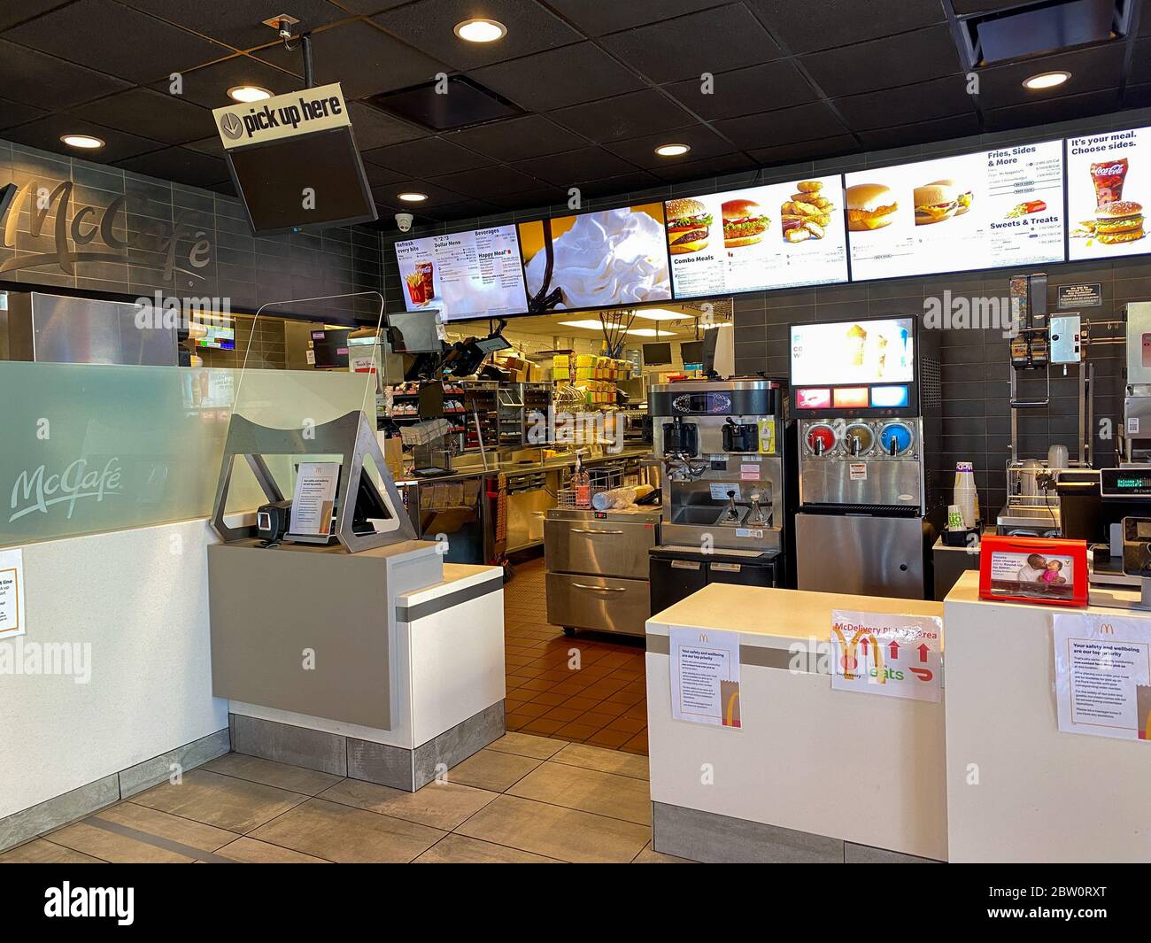 Orlando, FL/USA -3/5/20: Die Küche in einem McDonald's Fast Food Restaurant. Stockfoto