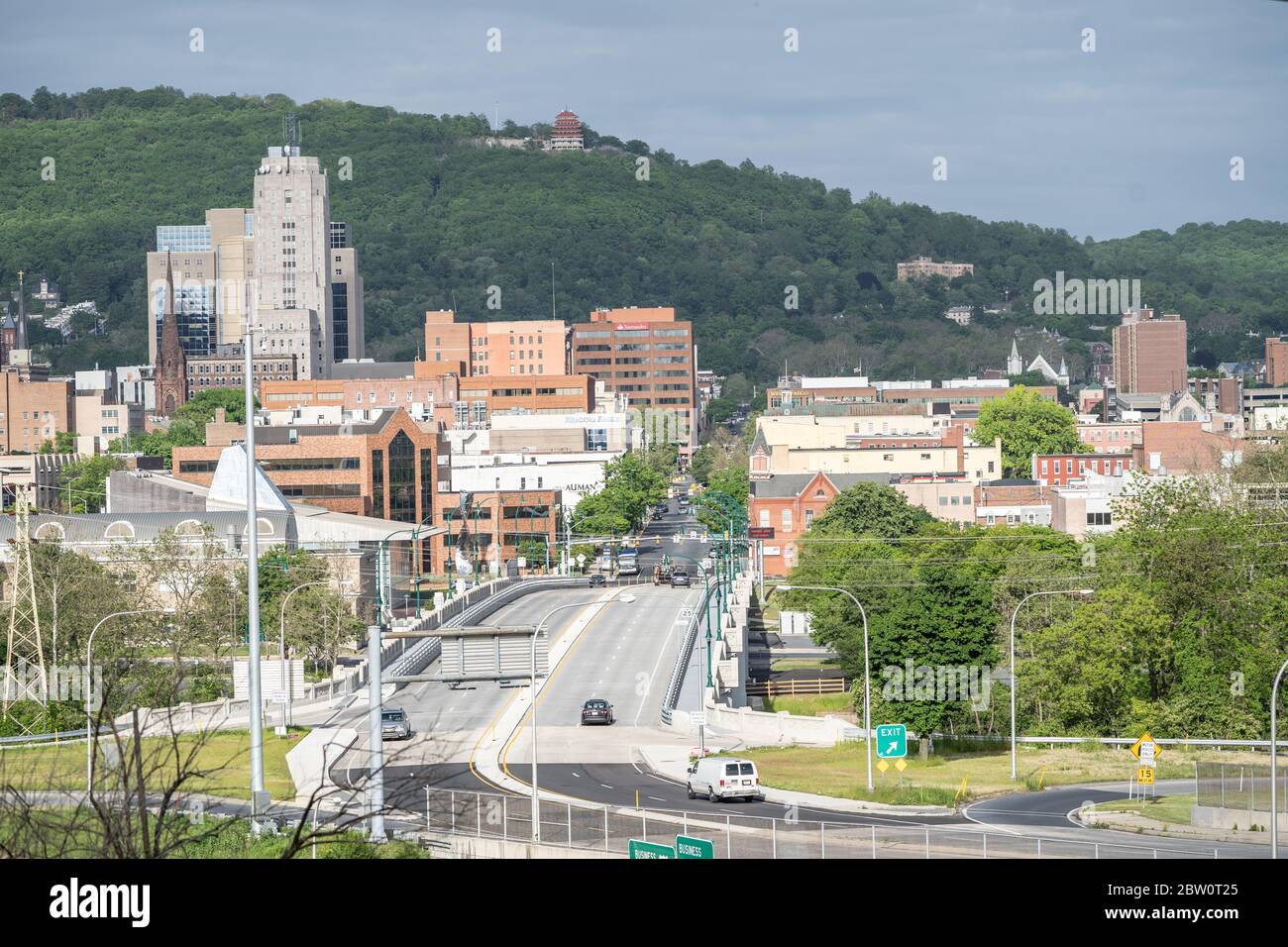 Reading Pa. USA- 24. Mai 2020- Stadt Reading, Berks County, Pennsylvania. Blick auf die Penn Street und die neu restaurierte Penn Street Bridge. Stockfoto