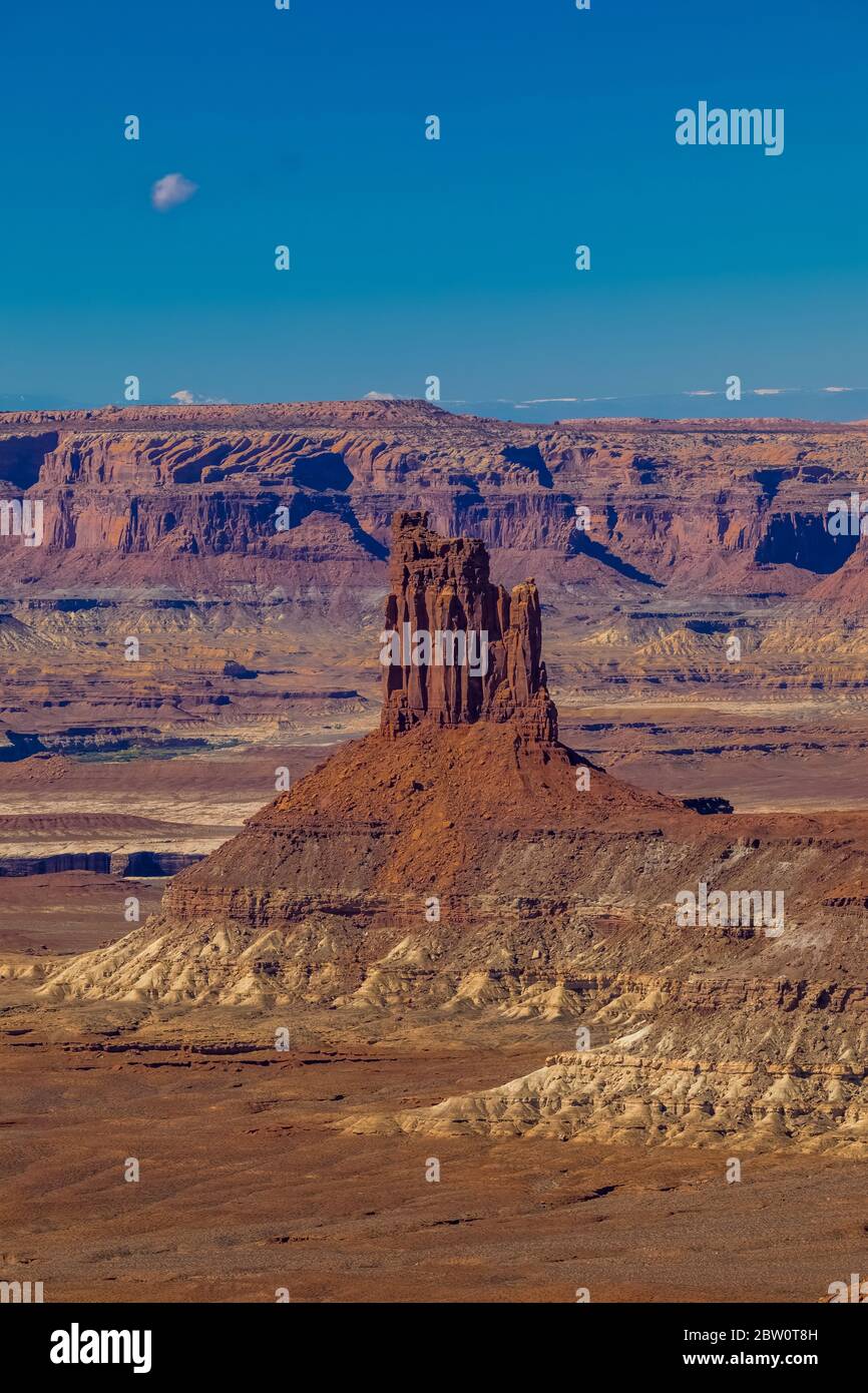 Der Kerzenhalter vom Murphy Point Trailhead bei Island in the Sky im Canyonlands National Park, Utah, USA aus gesehen Stockfoto