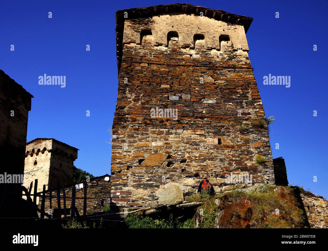 Alte Steinstrukturen - Verteidigungstürme des Dorfes Ushguli in Obere Svaneti, Georgien. Stockfoto