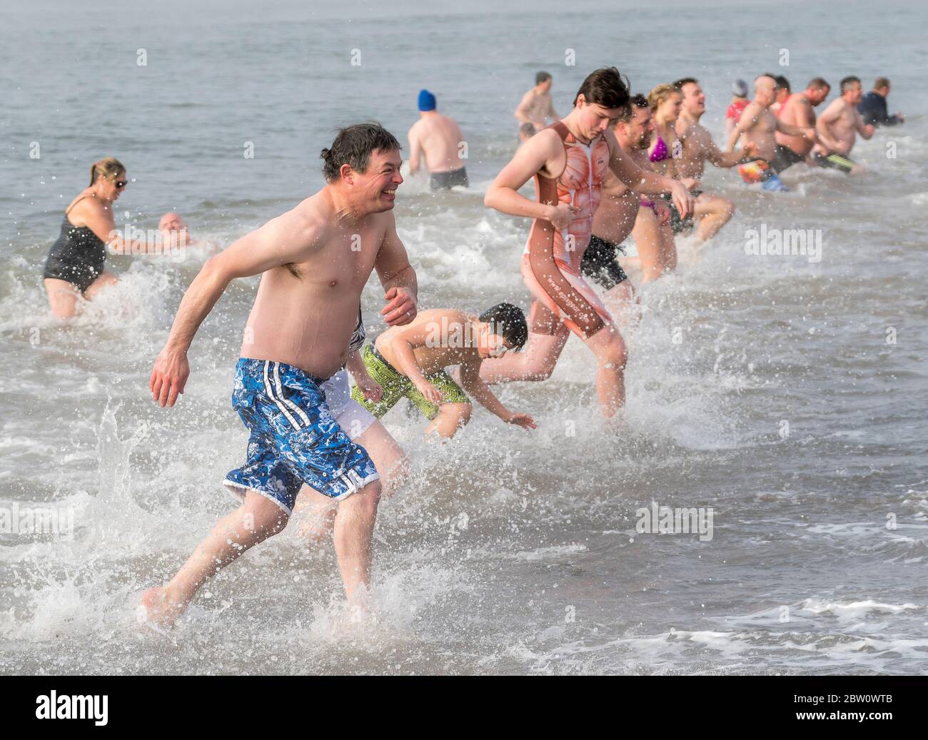 Saint John, New Brunswick, Kanada - 1. Januar 2018: Die Menschen nehmen an dem jährlichen Eisbären Schwimmen in der eiskalten Bay of Fundy Teil. Stockfoto