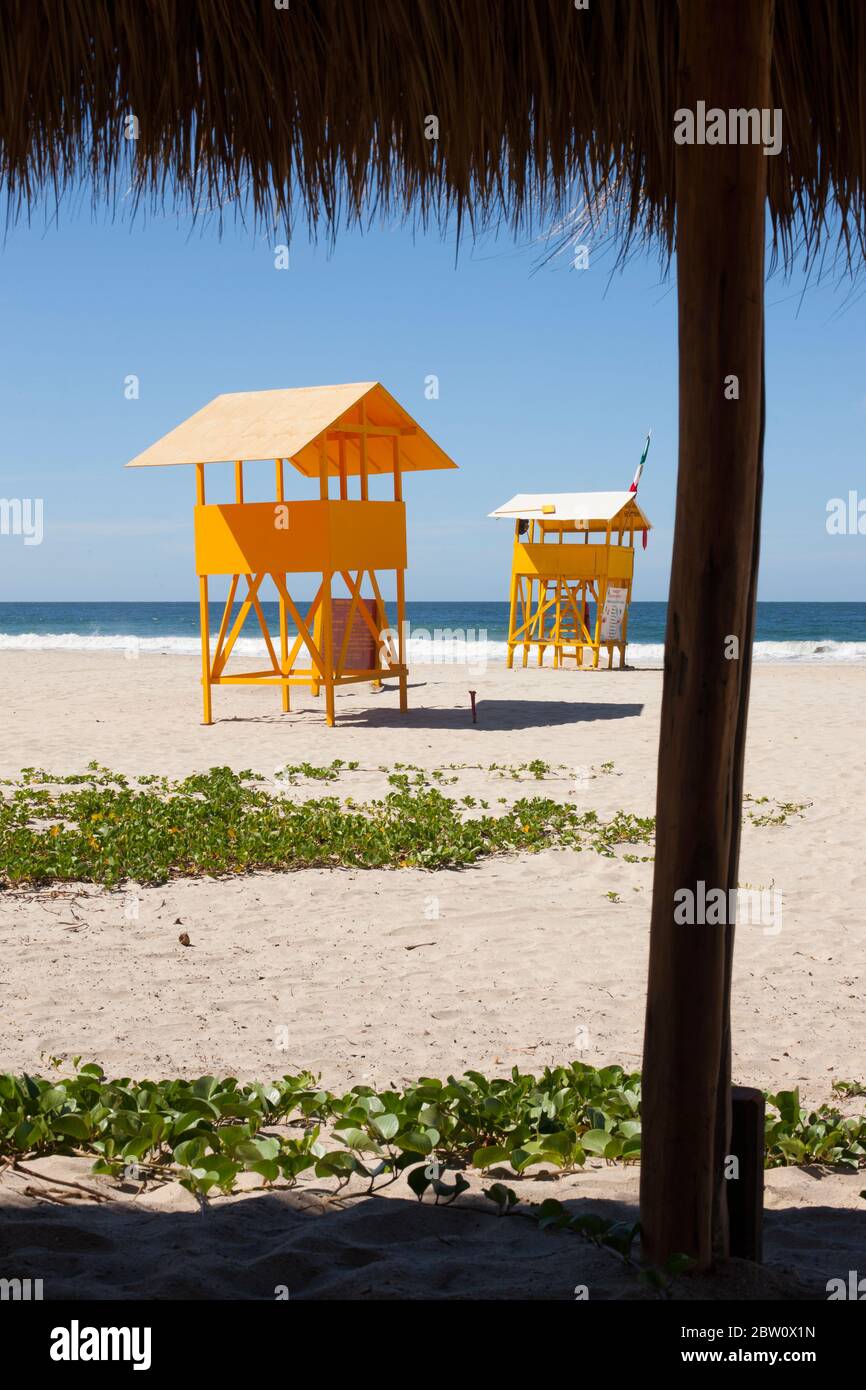 Rettungsschwimmer thront an einem mexikanischen Strand Stockfoto