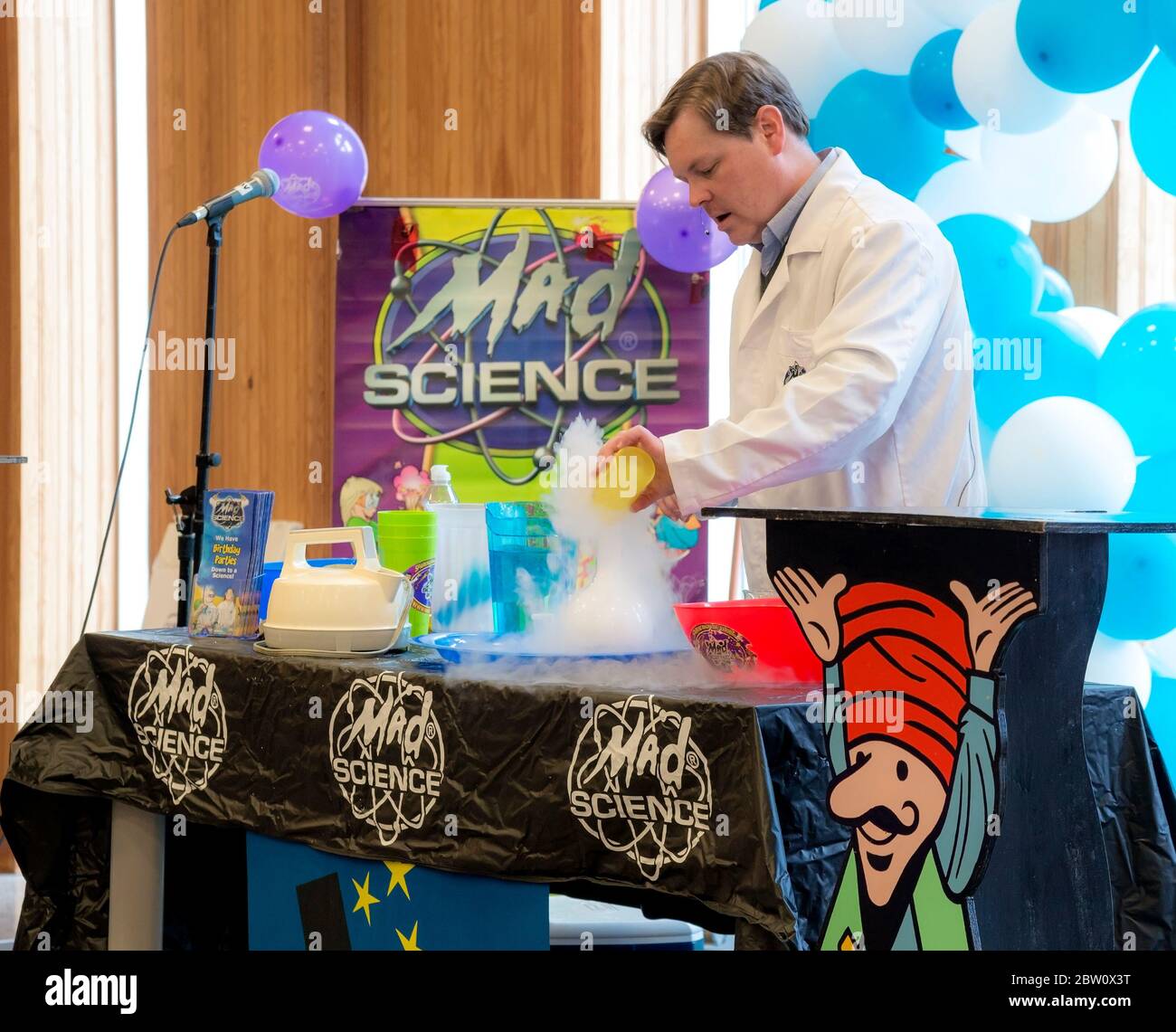 Saint John, New Brunswick, Kanada - 4. Juni 2017: Gemeinschaftstag im Hafen. Eine pädagogische wissenschaftliche Demonstration eines Mannes, der einen Labormantel trägt. Stockfoto