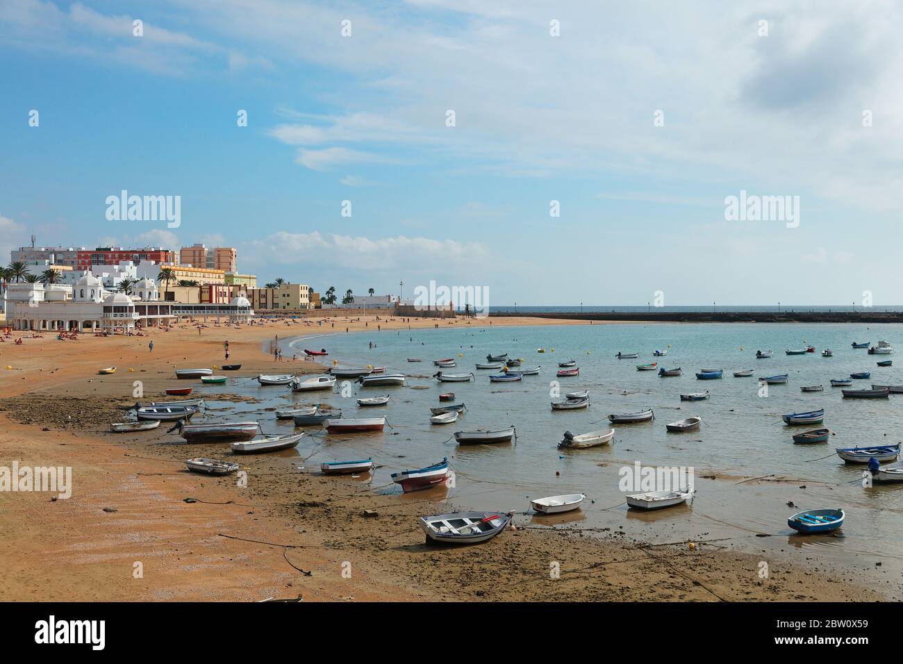 Playa la Caleta oder La Caleta Strand mit Fischerbooten in Cadiz, Provinz Cadiz, Andalusien, Spanien Stockfoto