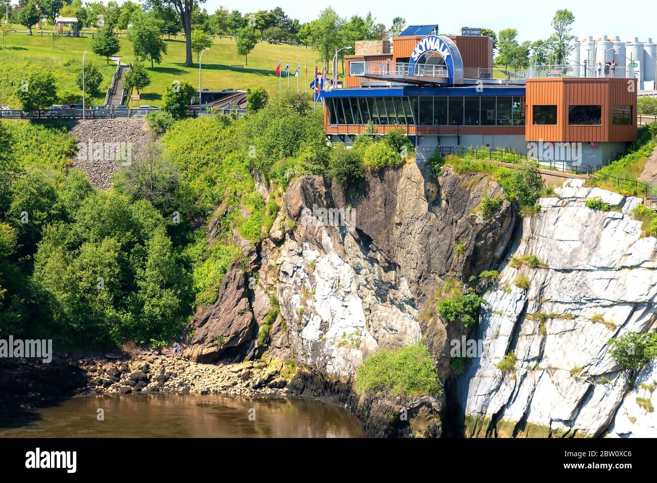 Saint John, NB, Kanada - 20. Juli 2019: Der Skywalk an den Reversing Falls hängt über dem Saint John River. Es hat klare Bodenabschnitte, die Sicht erlauben Stockfoto