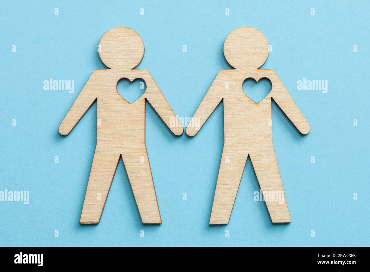 Zwei Homosexuell Männer paar halten Hände auf blauem Hintergrund. Stockfoto