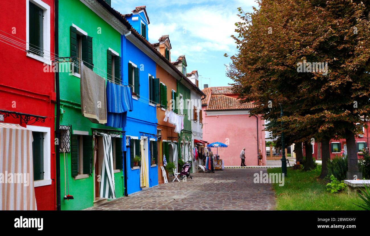 Bunte Häuser von Burano, einer venezianischen Insel, die für die Spitzenherstellung berühmt ist. Stockfoto