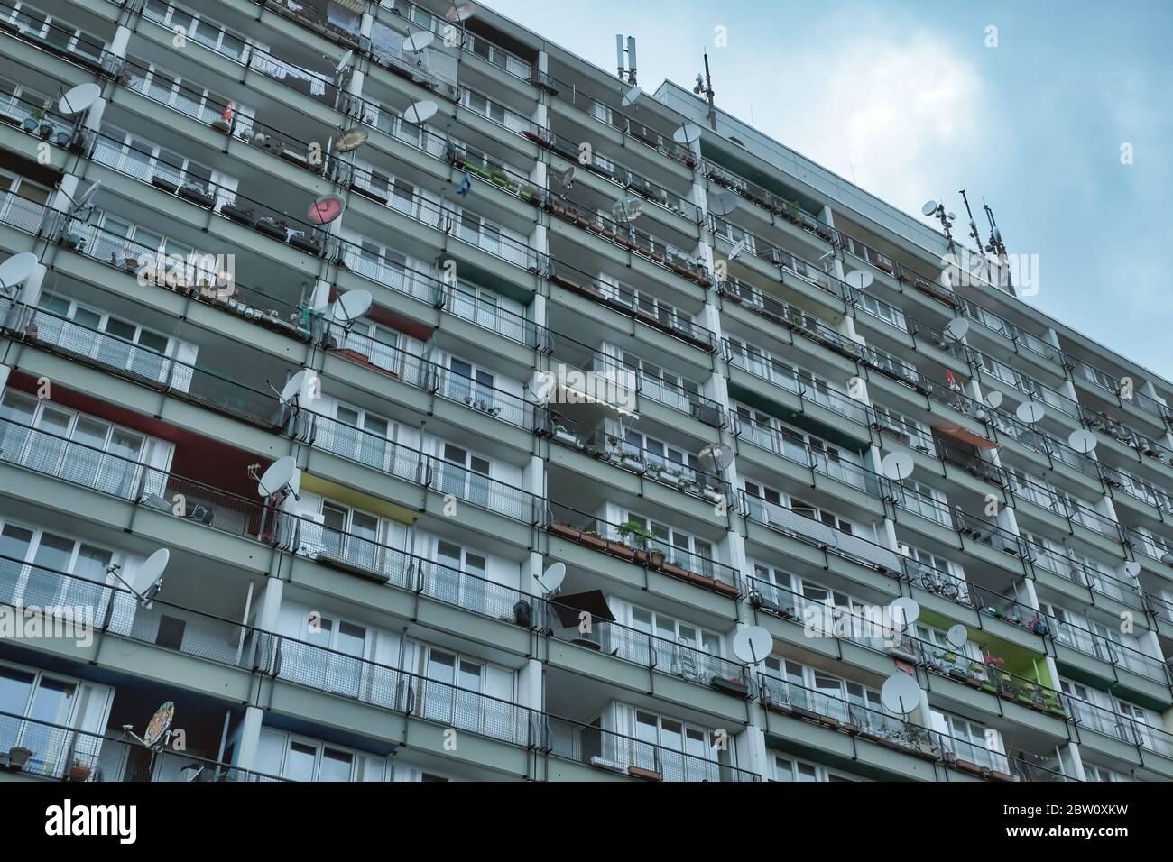 Fassade des Berliner Turmbaus. Balkon und Satellitenschüsseln Stockfoto