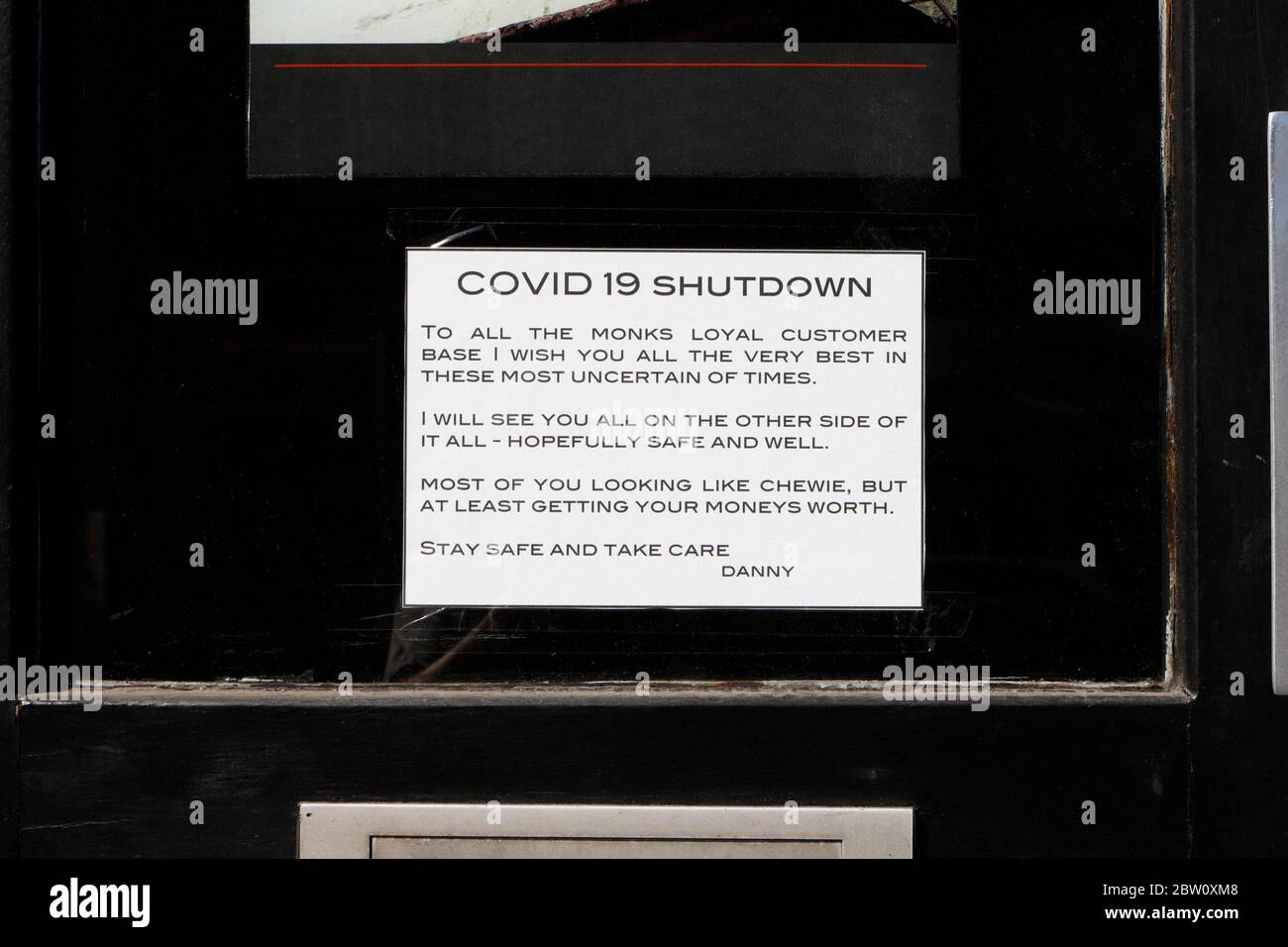 Geschäft wegen Sperrung geschlossen, Meldung am Schaufenster, Sheffield, England Stockfoto