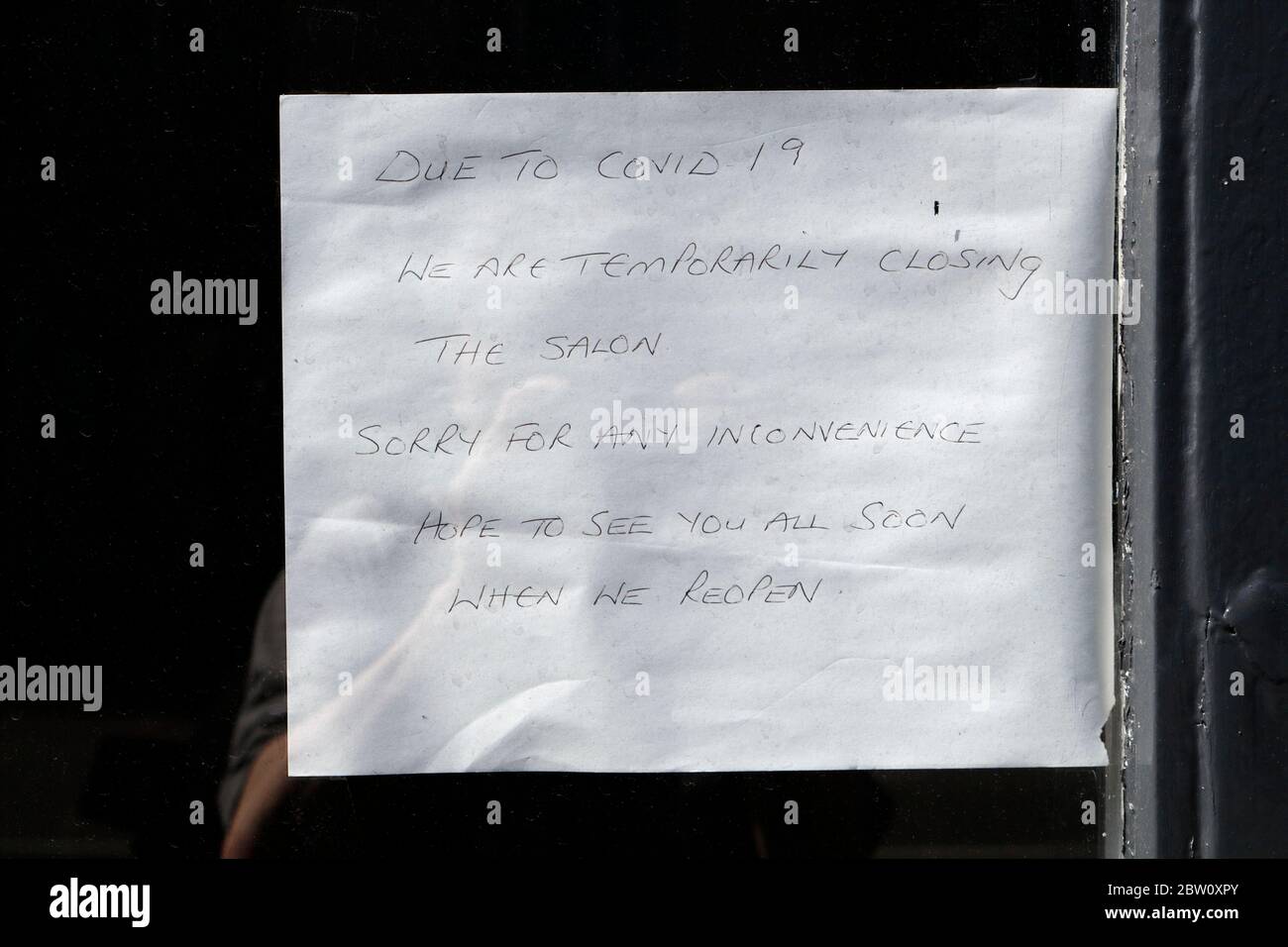 Geschäft wegen Sperrung geschlossen, Meldung am Schaufenster, Sheffield, England Stockfoto