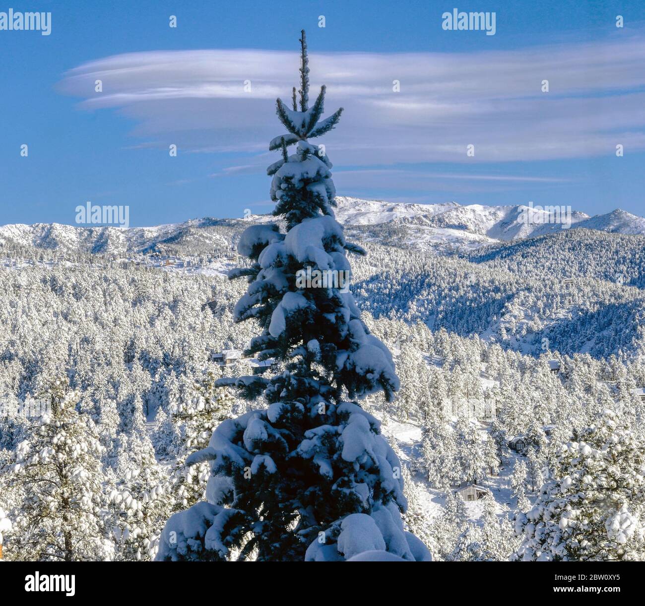 Längliche Lentikularwolke nach Schneefall, Colorado. Stockfoto