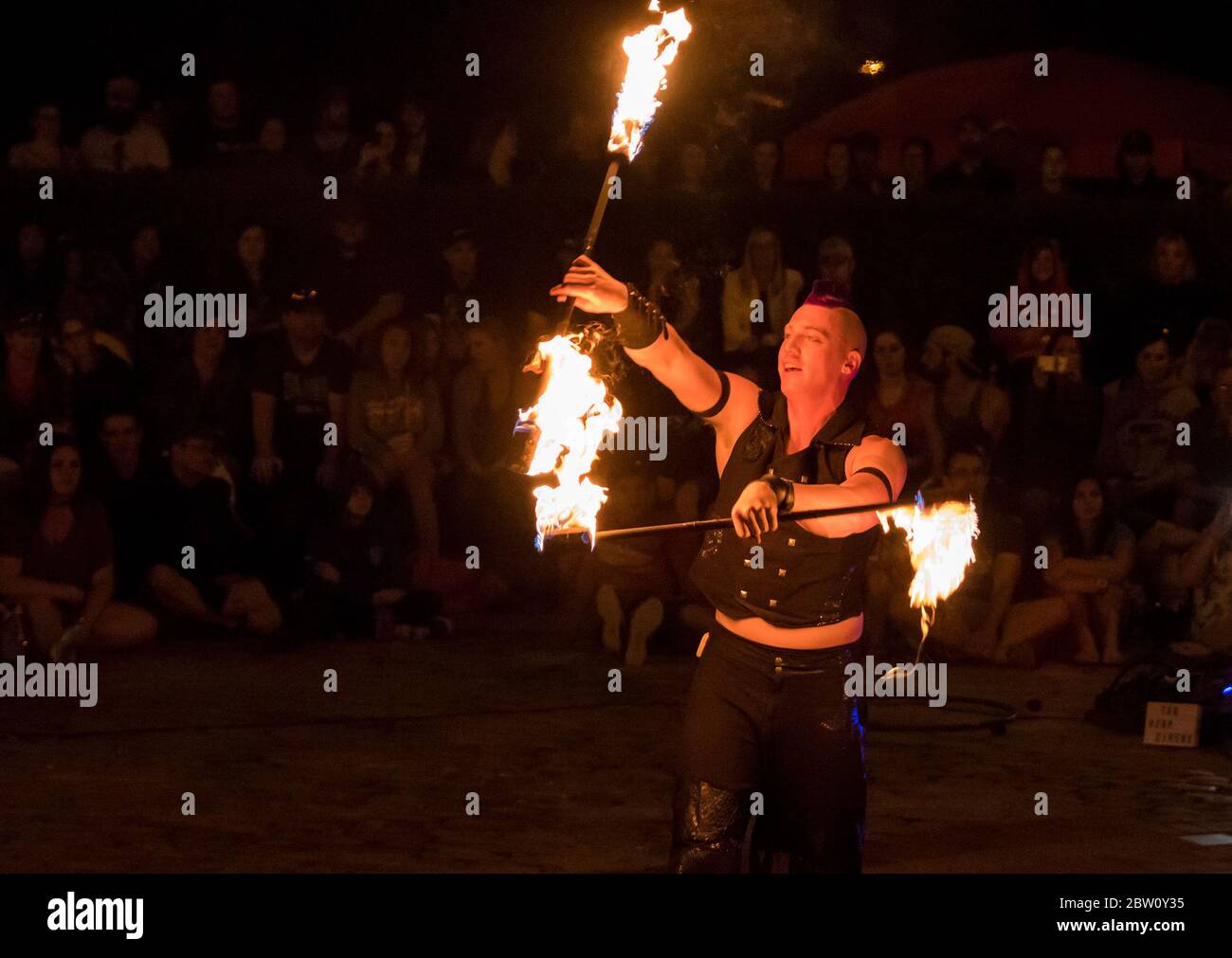 Saint John, New Brunswick, Kanada - 2017-07-14: ein Brand Performance von einem Mann in der Nacht, am jährlichen Buskers Festival auf dem Boardwalk. Stockfoto