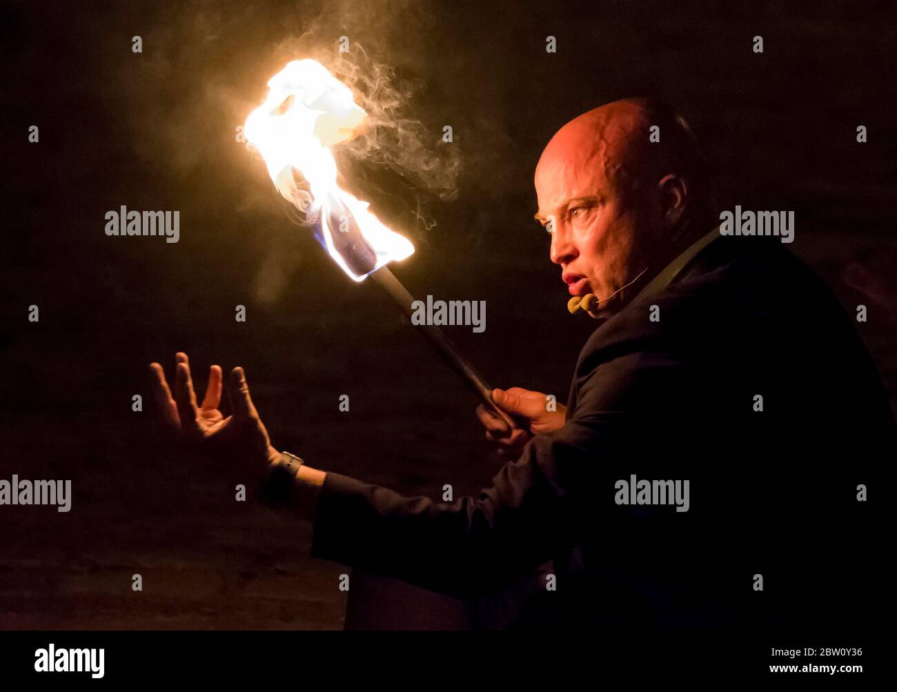 Saint John, New Brunswick, Kanada - 2017-07-14: ein Brand Performance von einem Mann in der Nacht, am jährlichen Buskers Festival auf dem Boardwalk. Stockfoto