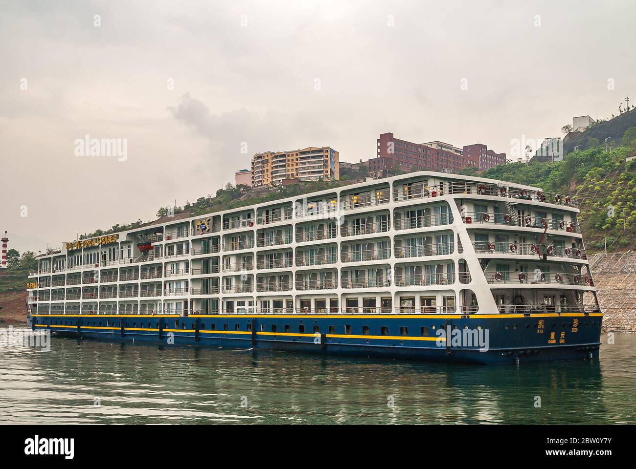 Wushan, Chongqing, China - 7. Mai 2010: Wu-Schlucht im Jangtze-Fluss. Großes Hotel Flussboot von Victoria Cruises im grünen Wasser entlang Küste wi festgemacht Stockfoto